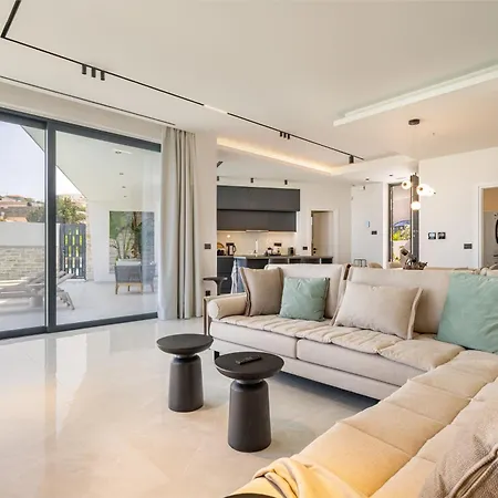 Villa Bella Casa - Newly Built Designer *